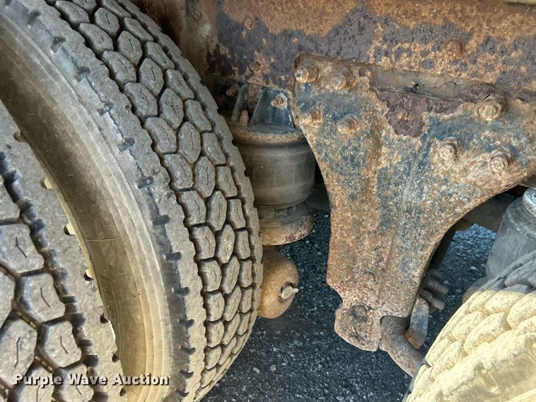 image for item KH9551 1994 Kenworth T800  utility / service truck