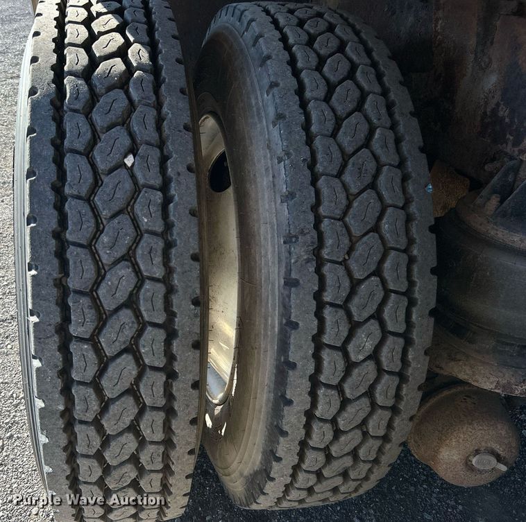 image for item KH9551 1994 Kenworth T800  utility / service truck