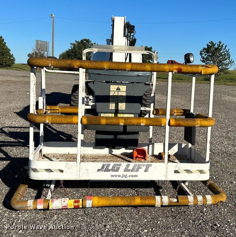 image for item KH9552 2004 JLG 660SJ  boom lift