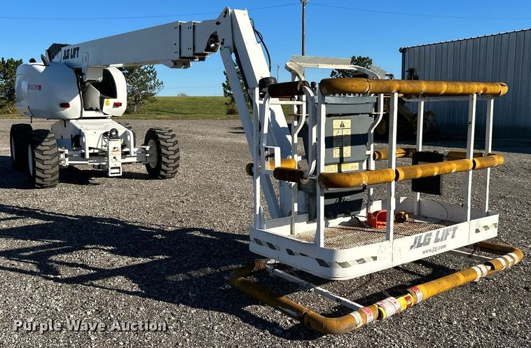 image for item KH9552 2004 JLG 660SJ  boom lift
