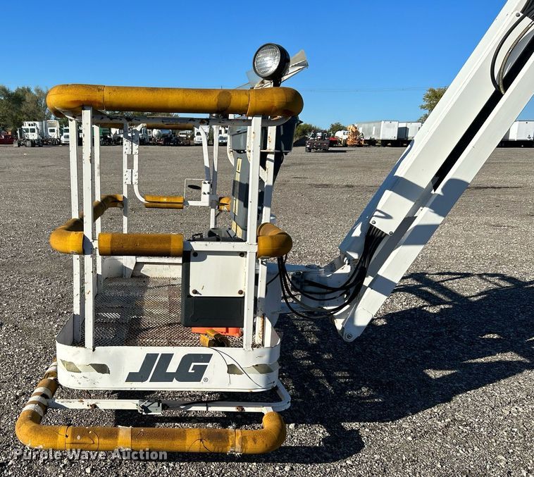 image for item KH9552 2004 JLG 660SJ  boom lift