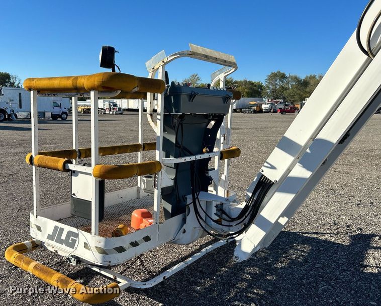 image for item KH9552 2004 JLG 660SJ  boom lift