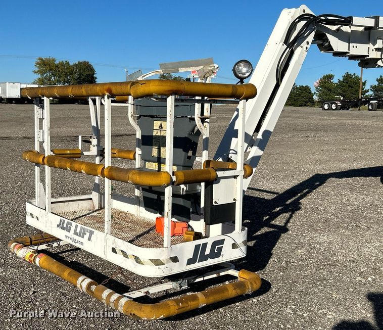 image for item KH9552 2004 JLG 660SJ  boom lift
