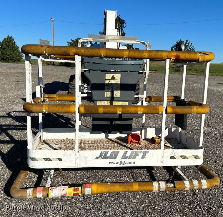 image for item KH9552 2004 JLG 660SJ  boom lift