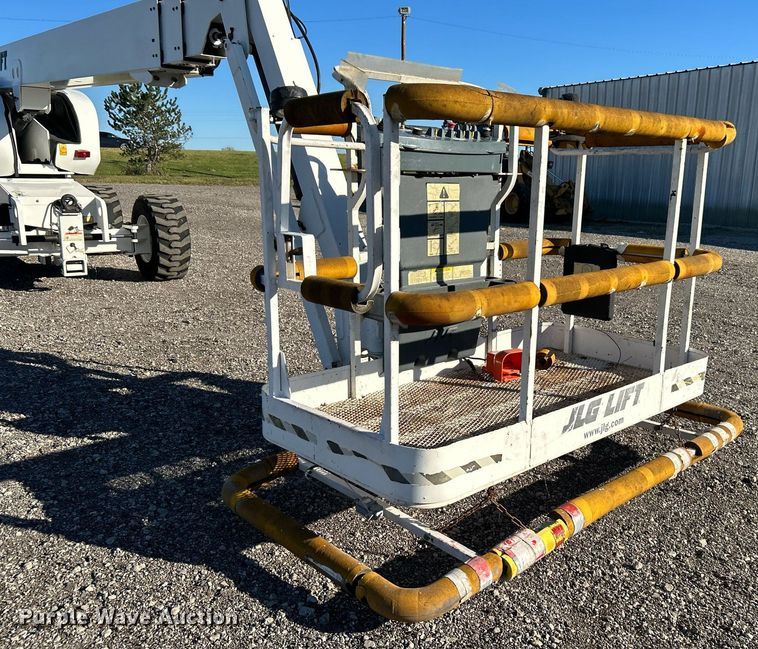 image for item KH9552 2004 JLG 660SJ  boom lift