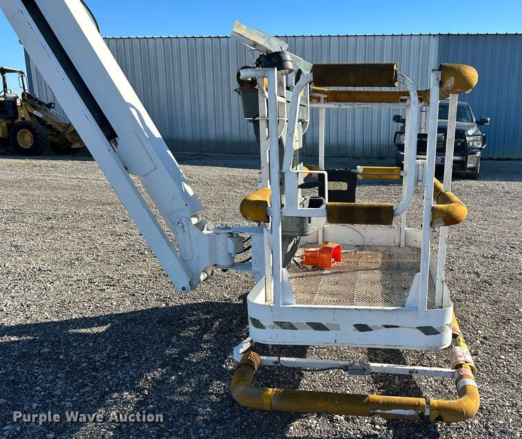 image for item KH9552 2004 JLG 660SJ  boom lift