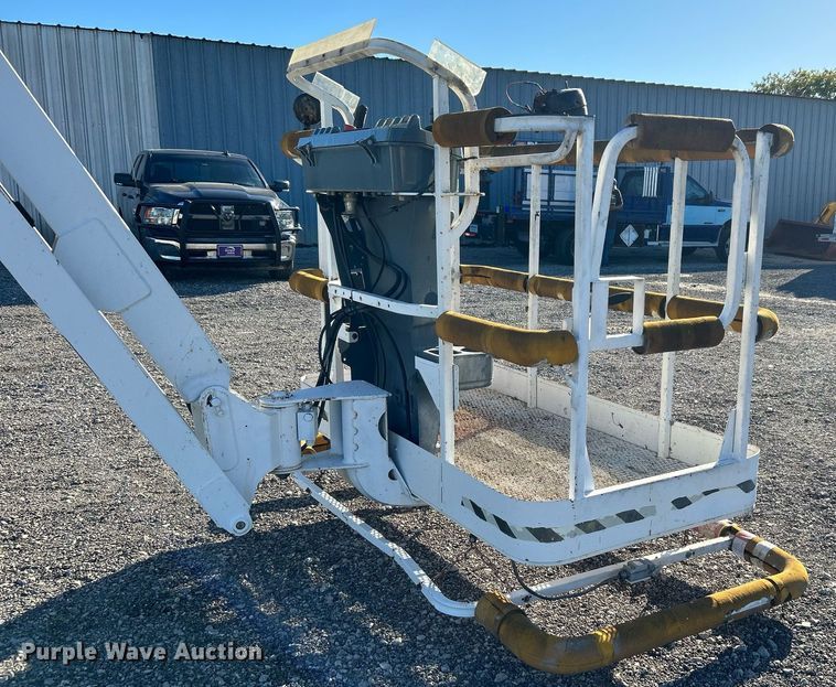 image for item KH9552 2004 JLG 660SJ  boom lift