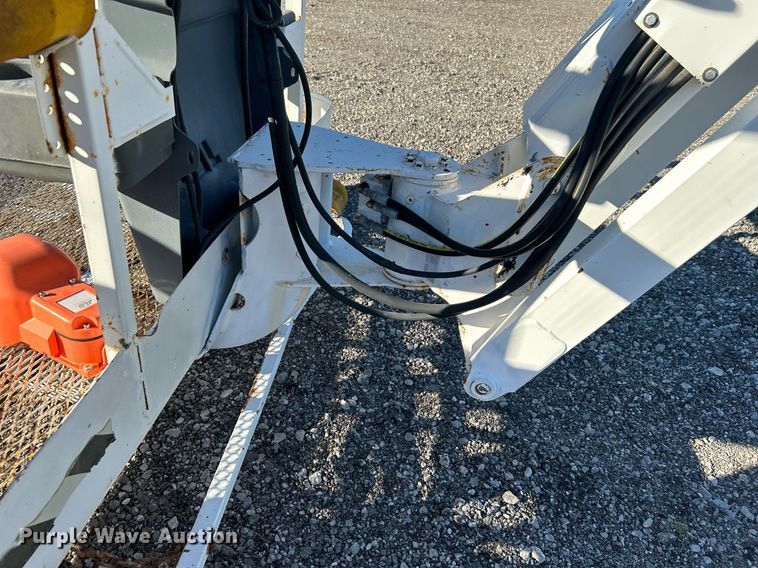 image for item KH9552 2004 JLG 660SJ  boom lift