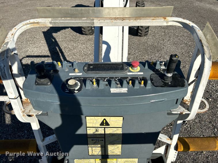 image for item KH9552 2004 JLG 660SJ  boom lift