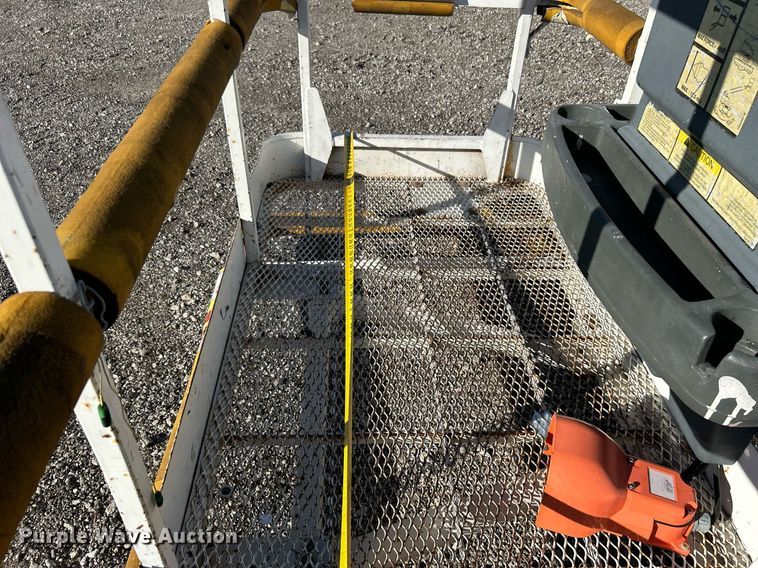 image for item KH9552 2004 JLG 660SJ  boom lift