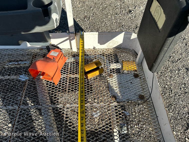 image for item KH9552 2004 JLG 660SJ  boom lift