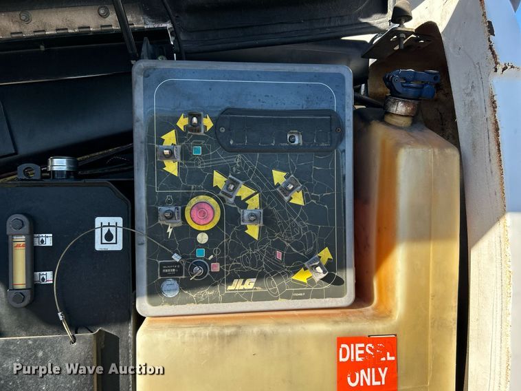 image for item KH9552 2004 JLG 660SJ  boom lift