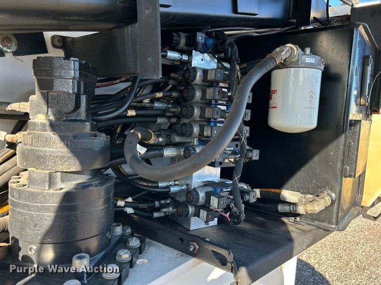 image for item KH9552 2004 JLG 660SJ  boom lift