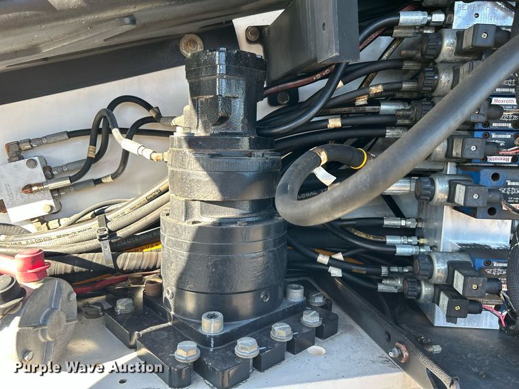 image for item KH9552 2004 JLG 660SJ  boom lift