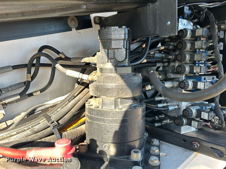 image for item KH9552 2004 JLG 660SJ  boom lift