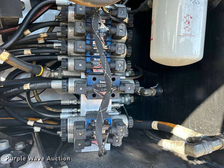 image for item KH9552 2004 JLG 660SJ  boom lift