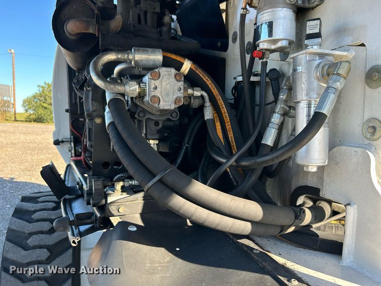 image for item KH9552 2004 JLG 660SJ  boom lift