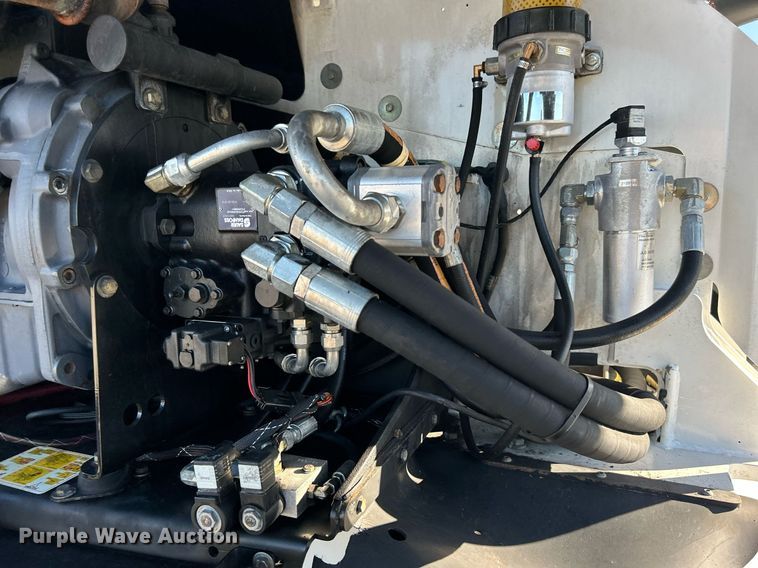 image for item KH9552 2004 JLG 660SJ  boom lift