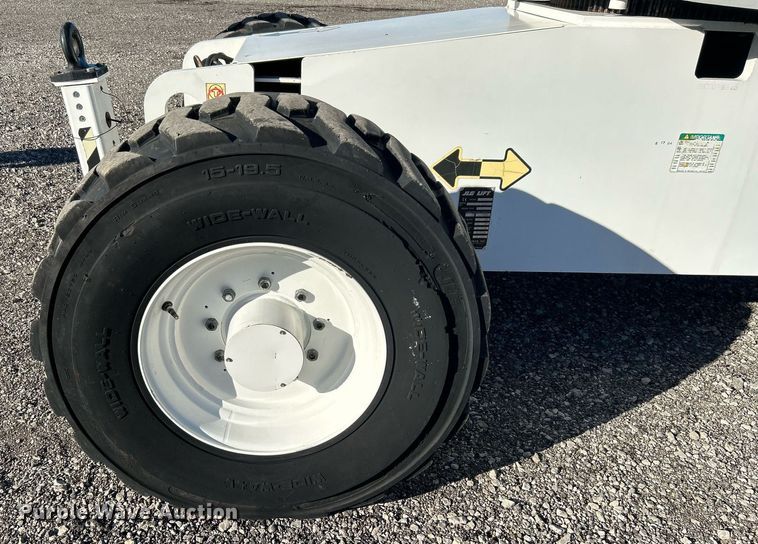 image for item KH9552 2004 JLG 660SJ  boom lift