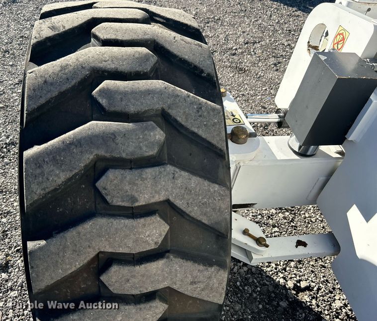 image for item KH9552 2004 JLG 660SJ  boom lift