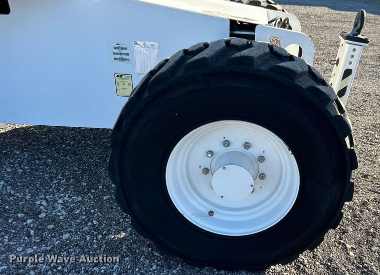 image for item KH9552 2004 JLG 660SJ  boom lift