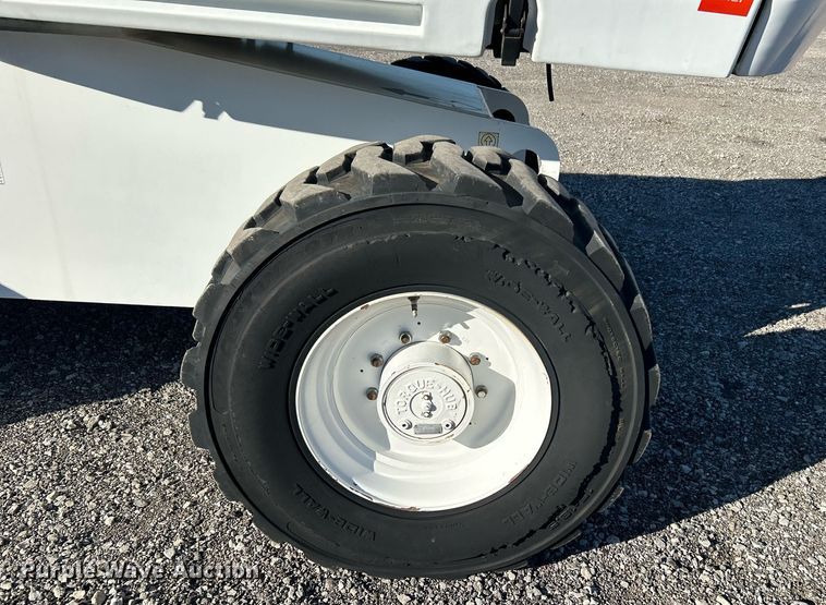 image for item KH9552 2004 JLG 660SJ  boom lift