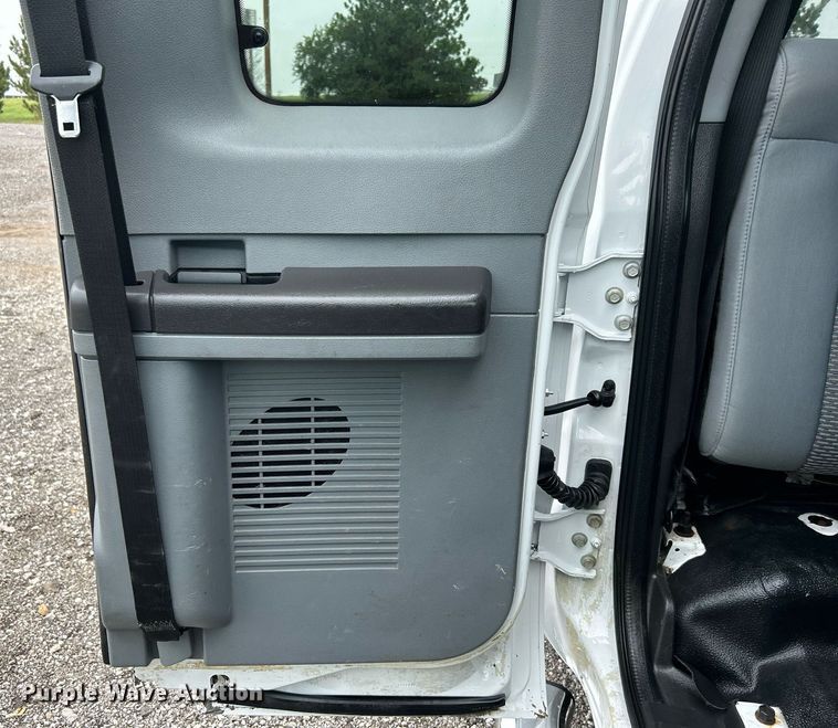 image for item KH9561 2012 Ford F350 XLT Super Duty  SuperCab utility bed pickup truck