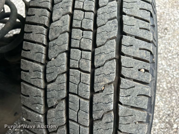 image for item KH9561 2012 Ford F350 XLT Super Duty  SuperCab utility bed pickup truck