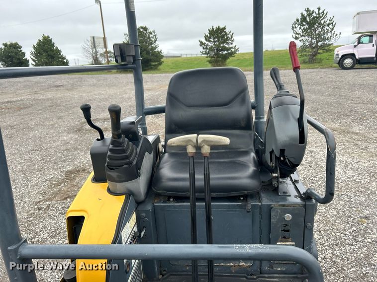 image for item KH9569 2007 John Deere 17D  mini excavator