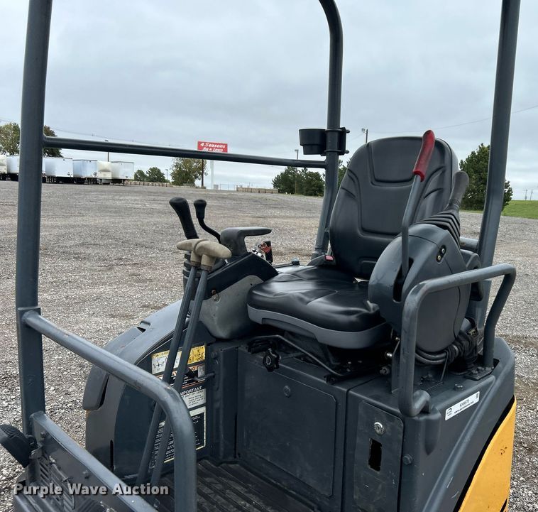 image for item KH9570 2007 John Deere 17D  mini excavator