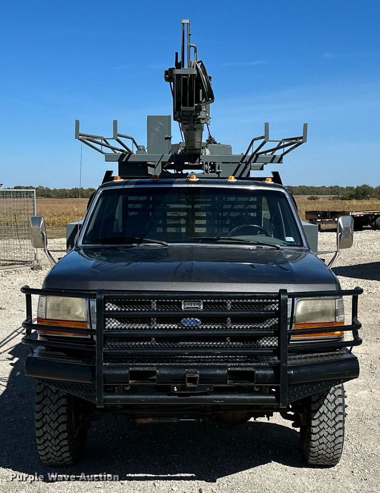 image for item KT9264 1997 Ford F350 XLT  pulling truck