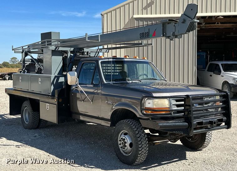 image for item KT9264 1997 Ford F350 XLT  pulling truck