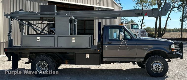 image for item KT9264 1997 Ford F350 XLT  pulling truck