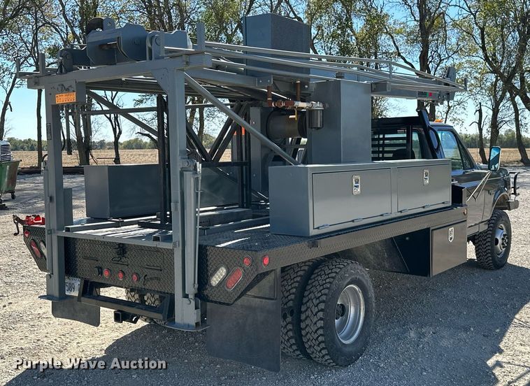 image for item KT9264 1997 Ford F350 XLT  pulling truck