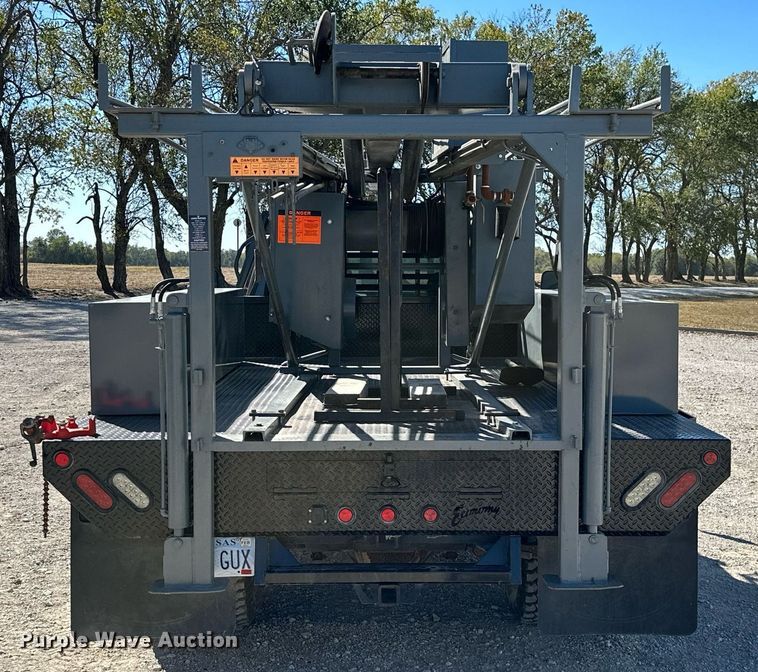 image for item KT9264 1997 Ford F350 XLT  pulling truck