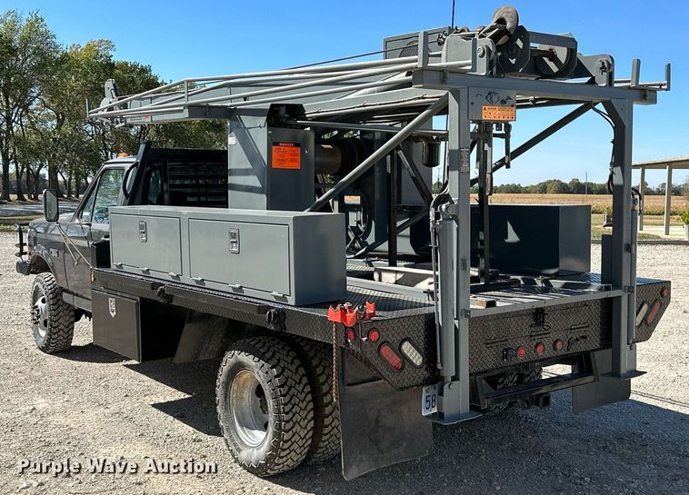 image for item KT9264 1997 Ford F350 XLT  pulling truck