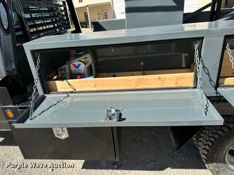 image for item KT9264 1997 Ford F350 XLT  pulling truck