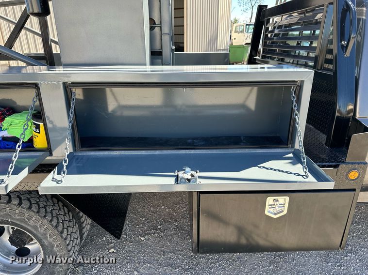 image for item KT9264 1997 Ford F350 XLT  pulling truck