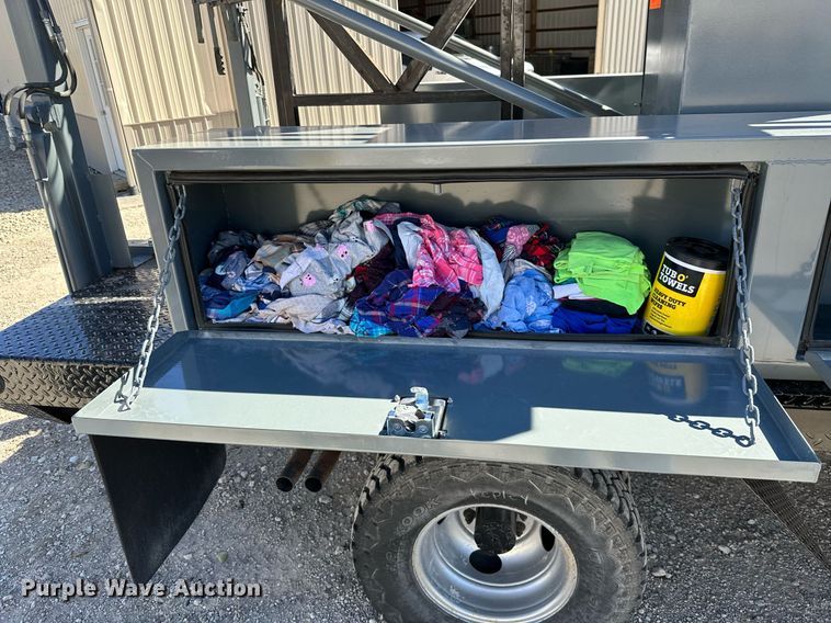 image for item KT9264 1997 Ford F350 XLT  pulling truck