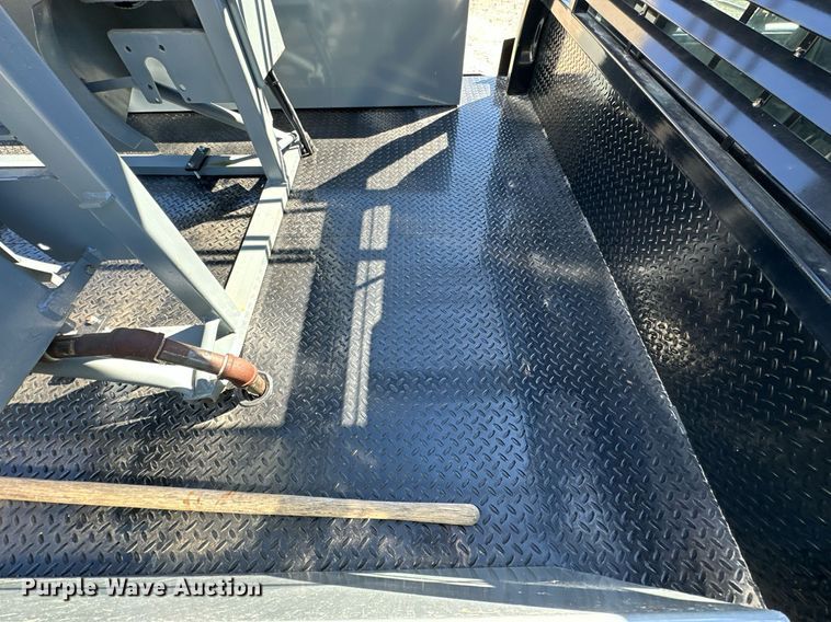 image for item KT9264 1997 Ford F350 XLT  pulling truck