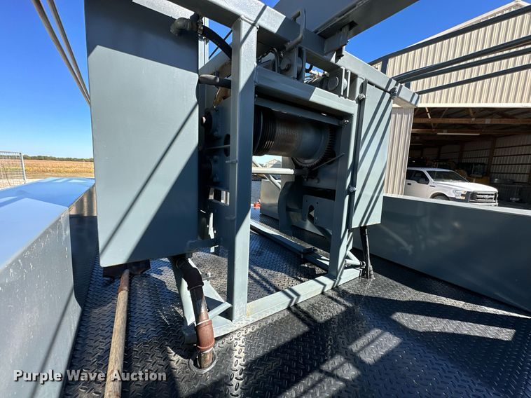 image for item KT9264 1997 Ford F350 XLT  pulling truck