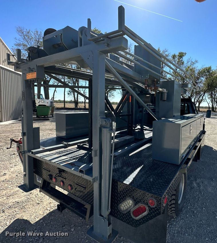 image for item KT9264 1997 Ford F350 XLT  pulling truck