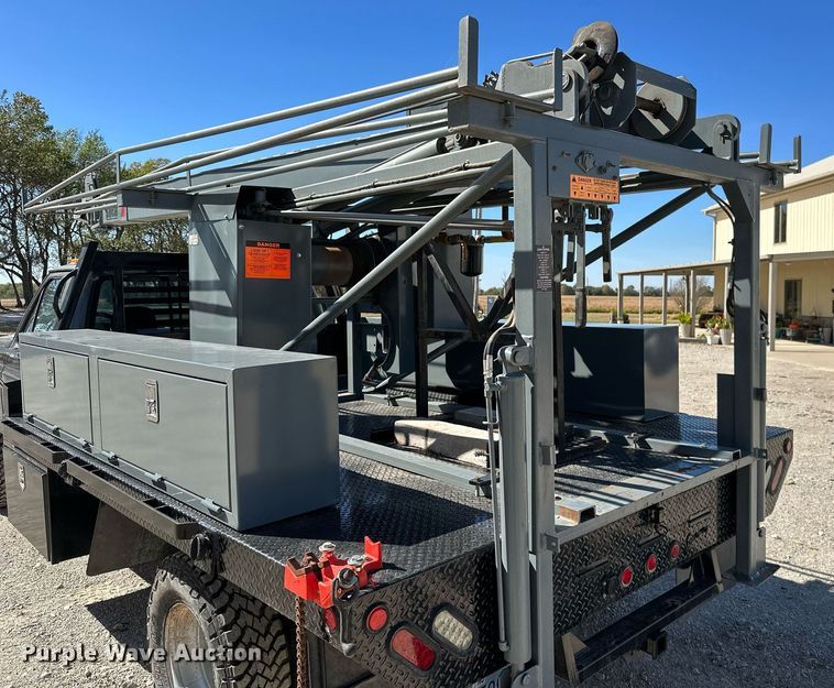 image for item KT9264 1997 Ford F350 XLT  pulling truck