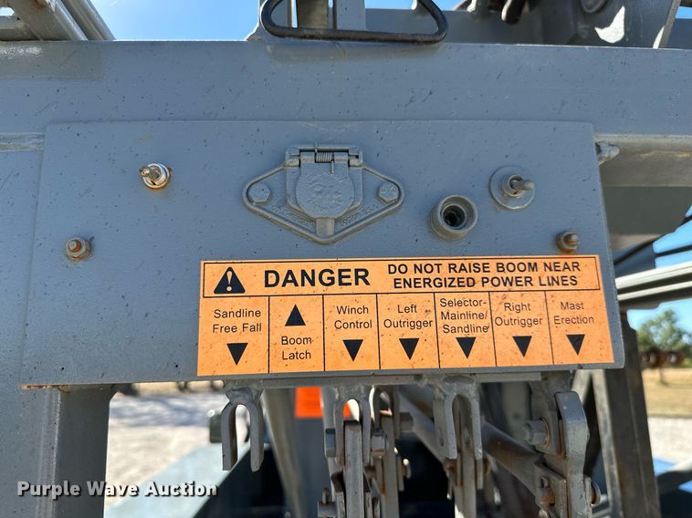 image for item KT9264 1997 Ford F350 XLT  pulling truck