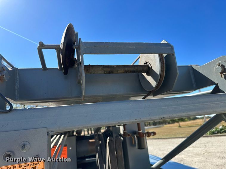 image for item KT9264 1997 Ford F350 XLT  pulling truck