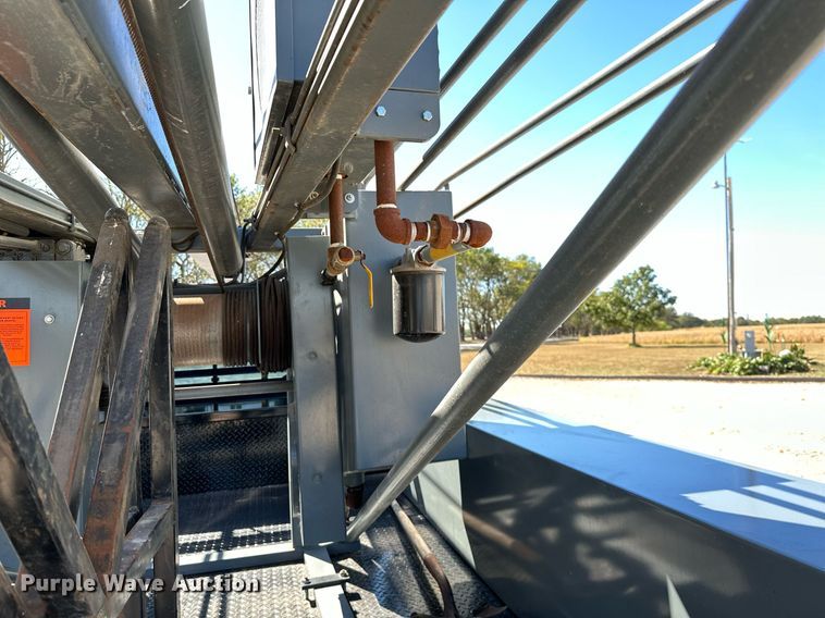 image for item KT9264 1997 Ford F350 XLT  pulling truck