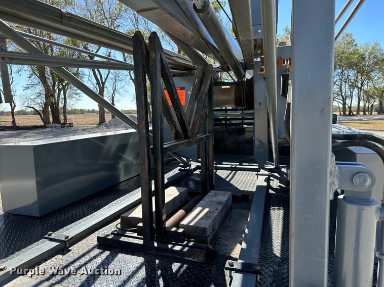 image for item KT9264 1997 Ford F350 XLT  pulling truck