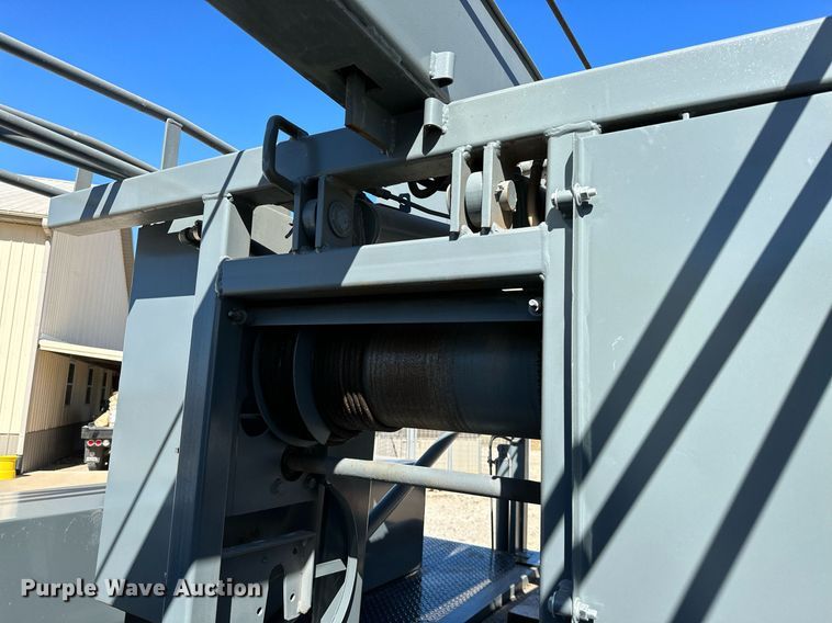 image for item KT9264 1997 Ford F350 XLT  pulling truck