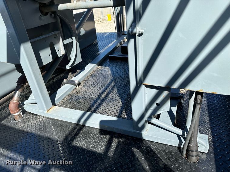 image for item KT9264 1997 Ford F350 XLT  pulling truck