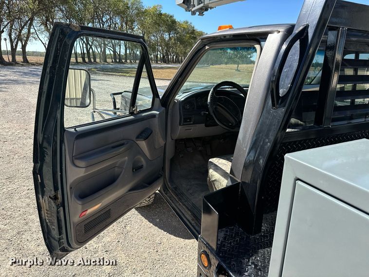 image for item KT9264 1997 Ford F350 XLT  pulling truck